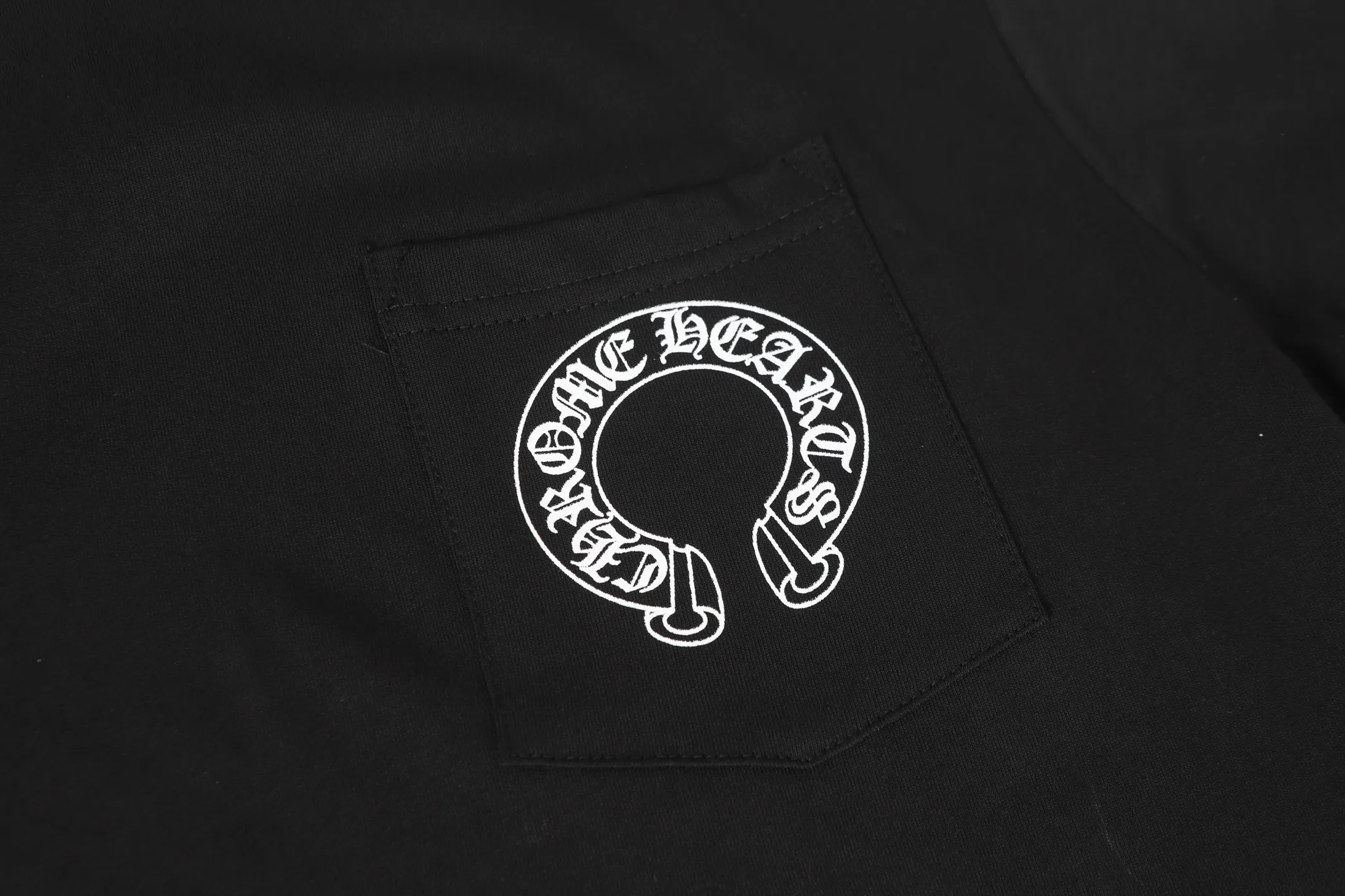 P150 cross-border model, please do not place an order if you pursue perfection -Chrome Hearts/Chrome Hearts 23ss scroll horseshoe Sanskrit printed popular long-sleeved T-shirt -High weight, high density and high quality, soft, delicate and skin-friendly wool, soft and silky to the touch, excellent warmth and skin-friendly properties -Customized weaving and dyeing, no color difference, no matter the fabric or workmanship details, beat the ordinary version on the market -Colour: black white -Size: S M L XL